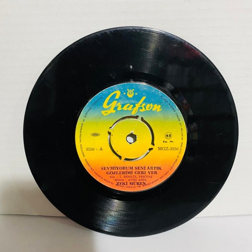 zeki müren - sevmiyorum seni artık gözlerimi geri ver - dil şad olacak diye kaç yıl avuttu felek 45 lik plak  zeki müren - sevmiyorum seni artık gözlerimi geri ver - dil şad olacak diye kaç yıl avuttu felek 45 lik plak