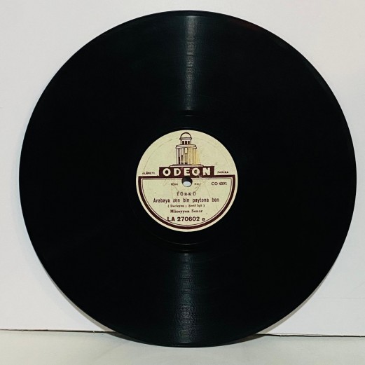 MÜZEYYEN SENAR - ARABAYA SEN BİN FAYTONA BEN - CEVRİN YETİŞİR  TAŞ PLAK 