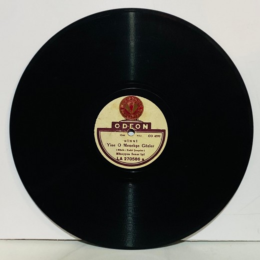 MÜZEYYEN SENAR - YİNE O MENEKŞE GÖZLER - HİCRAN HASTASIYIM  TAŞ PLAK 