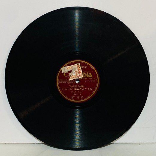 SAFİYE AYLA - HALA KANAYAN KALBİMİ - NEŞ'ELE GEÇEN ÖMRÜMÜ TAŞ PLAK 